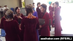 Student gyzlaryň daş keşbine degişli gadagançylyklar hem az däl.