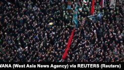 Eýranlylar öldürilen general Kasem Suleýmaniniň ýasyny tutýar