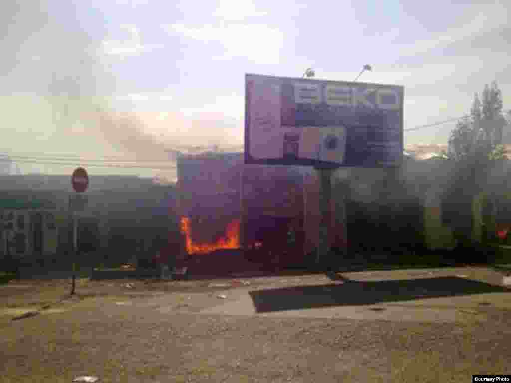 Өрттөлүп жаткан дүкөн. Ош, 12-июнь.