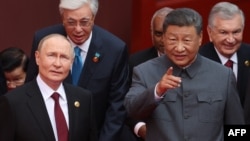 Rusiya prezidenti Vladimir Putin Pekinin Tyananmen meydanında hərbi paraddan əvvəl Çin lideri Si Cinpinlə danışır. 3 sentyabr 2025