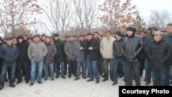 Рабочие Oil Construction Company ожидают встречи с председателем правления компании «КазМунайГаз» Сауатом Мынбаевым. Актау, 23 декабря 2014 года. Фото газеты "Не хабар?!"