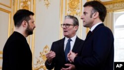 Президент Украины Владимир Зеленский (слева), президент Франции Эмманюэль Макрон (справа) и премьер Великобритании Кир Стармер общаются на полях саммита «коалиции желающих». Париж, 27 марта 2025 года