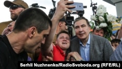 Саакашвили спрашивает мнения своих сторонников, идти ему вместе с партией Кличко на выборы или нет