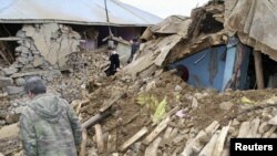 Каракожан айылынын жашоочулары ураган үйлөрдү аралап жүрүшөт, 8-март, 2010-жыл