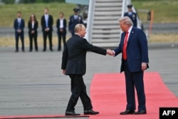 Трамп (праворуч) скасував зустріч із Путіним (ліворуч) у Будапешті. На фото: лідери США та Росії під час зустрічі на військовій базі Ельмендорф-Річардсон в Анкориджі, Аляска, Сполучені Штати, 15 серпня 2025 року