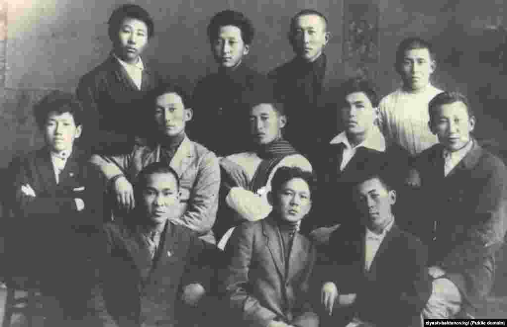 Зыяш Бектенов замандаштары менен.&nbsp;