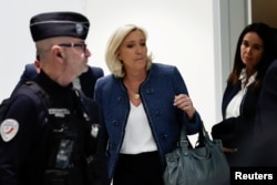 Лідерка французьких ультраправих Марін Ле Пен, членкиня парламенту від партії «Національне об'єднання» виходить із будівлі суду в день оголошення вироку в справі про незаконне привласнення коштів ЄС. Париж, Франція, 31 березня 2025 року