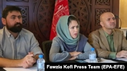 آرشیف، سه تن از اعضای هیئت مذاکره‌کننده حکومت افغانستان در گفتگوهای صلح.