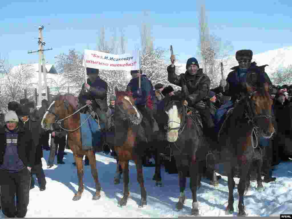Исмаил Исаковдун жети жүздөн ашуун таламдашы Гүлчө кыштагындагы борбордук спорт майданында митинг өткөрүп, генералдын, ошондой эле Петровкадагы жана Балыкчыдагы оппозиция өкүлдөрүнүн абактан токтоосуз бошотулушун, өлкөнү ар тараптуу кризиске кептеген Бакиев бийлигинин кызматтан кетүүсүн талап кылышты.  