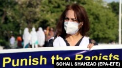 Зордуктоого айыпталгандарды сот жообуна тартууну талап кылган акция, Пакистан. 8-апрель, 2021-жыл.