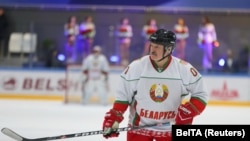 Действующий президент Белоруссии Александр Лукашенко на льду минского дворца спорта 