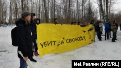 Участники акции памяти Бориса Немцова в Чебоксарах