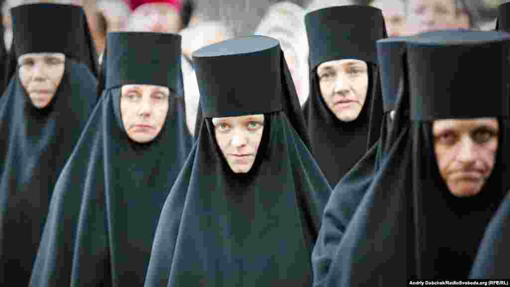 Монашки Української православної церкви Московського патріархату під час молебню до річниці хрещення Київської Русі-України на Володимирській гірці в Києві, 27 червня 2017 року ПЕРЕГЛЯНЬТЕ ФОТОГАЛЕРЕЮ