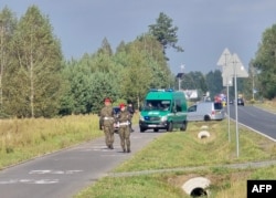 Пожежники охороняють ділянку, де могли впасти частини безпілотника, ймовірно, після того, як його збили. Польща, 10 вересня 2025 року