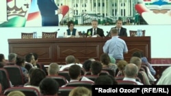 Яке аз нишастҳои хабарӣ. Акс аз бойгонии Радиои Озодӣ