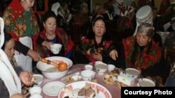 Нооруздагы дасторкон четинде апа-эжелер