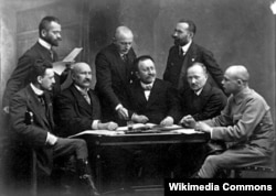 Бойова управа Українських січових стрільців. Відень, 31 березня 1915 року. Сидять (зліва направо): доктори В. Старосольський, Т. Кормош, К. Трильовський (голова), С. Томашівський, Д. Катамай (писар). Стоять: І. Боберський (скарбник), В. Темницький, доктор Л. Цегельський (заступник голови)