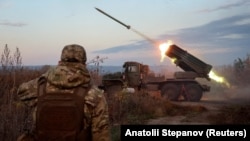 Військові 148-ї артилерійської бригади «Житомир» ведуть вогонь по російських військах у районіх Костянтинівки, Донеччина, жовтень 2025 року