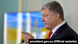 Порошенко зазначив, що гасло «Слава Україні» є сьогодні абсолютно природнім для кожного українського воїна