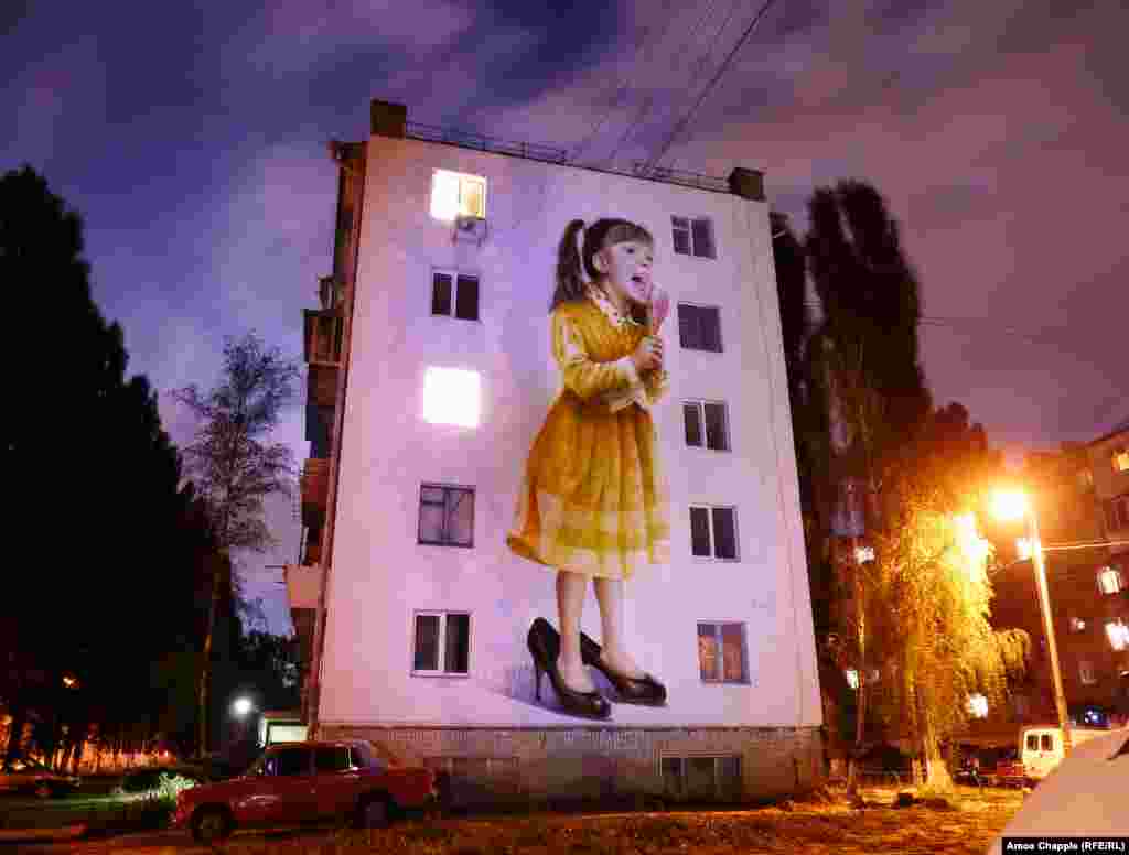 &laquo;Дівчинка, що співає&raquo;, автор Саша Корбан. Український художник утік від війни на сході країни, де перед тим, як стати професійним художником, він працював шахтарем на Донбасі (вулиця Академіка Туполєва, 3)