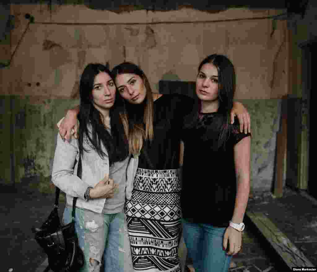 1 вересня 2004 року Олені Гайтовій і сестрам Розіті та Зарін Ціріховим було 12, 10 і 14 років. Під кінець теракту дівчаткам вдалося вирватися на свободу, але коли Олена повернулася додому, її батьки були одягнені в чорне, а 16-річний брат Алан був відсутній. Спочатку батьки сказали їй, що він у лікарні, однак, незабаром зізналися в тому, що він загинув у школі. Дівчатка, як і раніше, залишаються кращими подругами. Всі троє &ndash; студентки одного і того ж московського інституту. Заріна вже його закінчила. На фотографії вони зображені в колишній шкільній бібліотеці. Тут бойовики влаштували склад зброї. &laquo;Раніше, коли ми були маленькими і всього не розуміли, було простіше &ndash; каже Олена. &ndash; Ми не усвідомлювали всього значення того, що в класі нас раптом стало на сім осіб менше. Тепер ми виросли. Біль з часом не зменшується. Навпаки, стає все важче. Тепер ми краще розуміємо подію&raquo;.&nbsp;