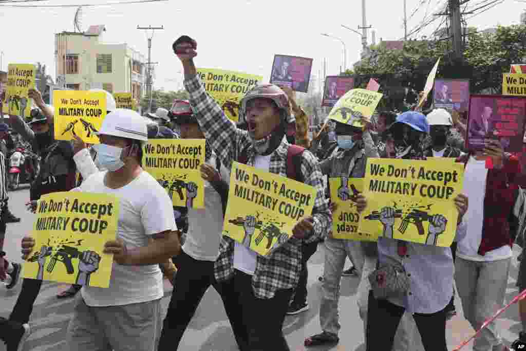 Хунтанын төңкөрүшүнө каршы чыккан демонстранттар жөө жүрүш учурунда &quot;Биз аскердик төңкөрүштү кабыл албайбыз!&quot; деген жазууларды кармап турушат. Мандалай шаары, Бирма. Жекшемби, 14-март, 2021-жыл.