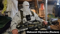 Український військовослужбовець відпочиває на лінії фронту поблизу Авдіївки, що неподалік від Донецька, 9 лютого 2017 року (ілюстраційне фото)