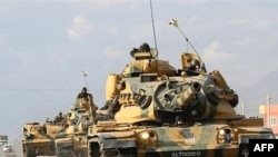Törek tankları Sirnak töbägendä, Ğiraq çigendäge Habur qapqasında,18.12.2007
(tankka yazılğan süzgä itibar itegez :)