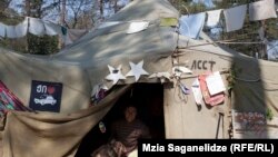 Техника прокладывает дорогу к золотому руднику, рядом с которым в нескольких палатках несут дежурство ученые, археологи, представители НПО, объединившиеся в комитет по спасению Сакдриси. Протестующие не намерены ни на час покидать свои «палаточные посты»