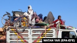 فرار باشندگان لشکرگاه پس از تشدید جنگ میان نیروهای افغان و جنگجویان گروه طالبان در هلمند. Afghanistan, 12 October 2020
