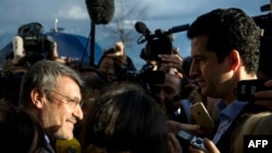 Eýranly resmi Hamid Baeedinejad (Ç) gepleşikler barada maglumat berýär, Lazanna, 31-nji mart, 2015 ý.