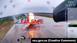 Скриншот из видео ударов СБУ по самолетам стратегической авиации России на аэродроме «Белая» в Иркутской области, граничащей с Монголией. 1 июня 2025 года