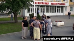 Магілёўскія цыганы каля будынка, дзе праходзіла сустрэча з прадстаўнікамі ўлады, 23 траўня