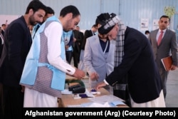 Президент Афганістану Ашраф Гані (праворуч на передньому плані) на виборчій дільниці в Кабулі, 28 вересня 2019 року