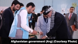 محمد اشرف غنی رئیس جمهور افغانستان و نامزد ریاست جمهوری در انتخابات در حال طی مراحل روند رای‌‎دهی