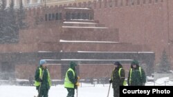 Разгребать снег приходится и на Красной площади.