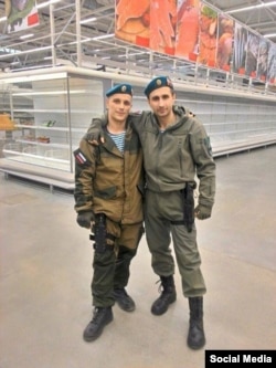 Боевики в донецком супермаркете (фото со страницы Алексея Мацуки в Фейсбук)