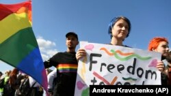 Учаснику ЛГБТ-маршу в Харкові, 15 вересня 2019 року