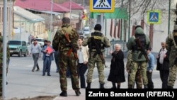 Неофициально высказываются подозрения и в политической подоплеке этих арестов, поскольку Георгий Кабисов находился в оппозиции нынешнему президенту и занимался политикой