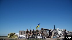 Українські військові під Мар’їнкою в червні 2015 року