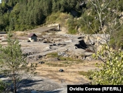 Deasupra vechilor mine s-au format adevărate cratere, care în timp s-au unit.