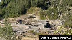 Deasupra vechilor mine s-au format cratere mari.