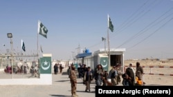 پاکستان اعلان کرد که سرحد خود با افغانستان در چمن را برای یک هفته مسدود می‌سازد.