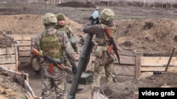 Українські військові стріляють зі 120 мм міномета під час навчань на Донбасі