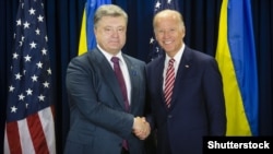 Президент України Петро Порошенко (л) і віце-президент США Джозеф Байден (п), архівне фото