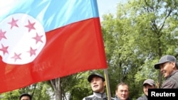 Элдик ыктыярдуу кошуун. Бишкек. "Форум" кеңсесинин жаны.  2010-жыл, 14-май