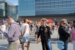 На Маршы міру Аляксандар Страх першым выгукнуў «Жыве Беларусь», пасьля чаго прастэстоўцы пачалі гуртавацца