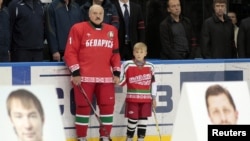 Александр Лукашенко ұлымен бірге хоккейге келді. Минск, 8 қыркүйек 2011 жыл. (Көрнекі сурет)