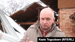 Лидер оппозиционной партии «Алга» Владимир Козлов выступает перед журналистами  у дачного дома, который принадлежит его теще. Алматинская область, Карасайский район, 22 февраля 2011 года.