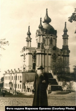 Микола Капшученко біля Андріївського собору, 8 квітня 1957 року